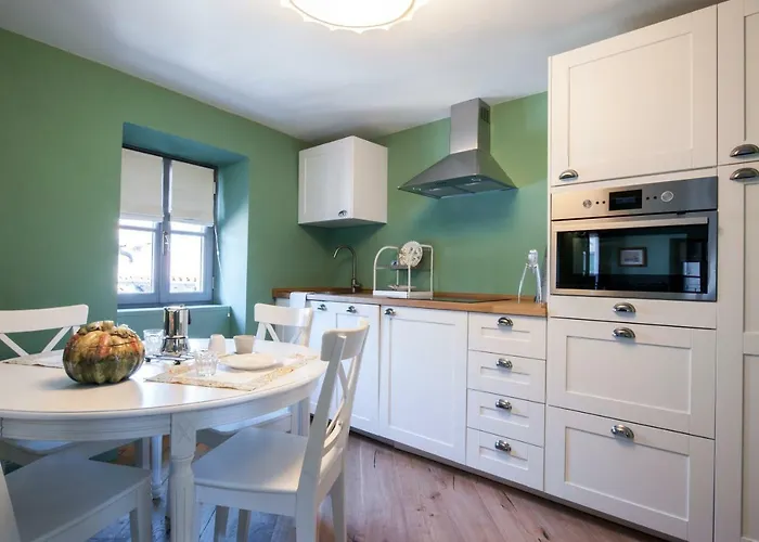 Isola Bella - Via 9 *